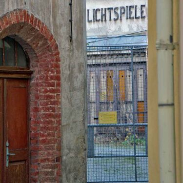 Durchblick zum Eingang der ehemaligen Kammerlichtspiele